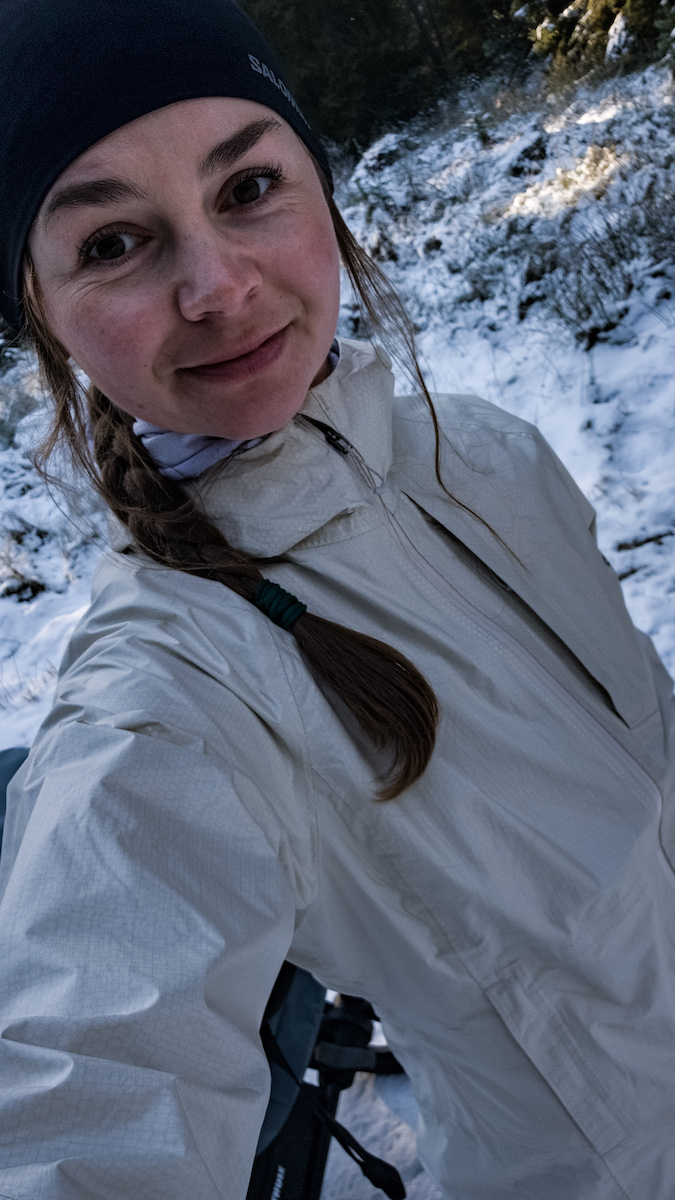 Selfie biegaczki w wodoodpornej kurtce i opasce Salomon.