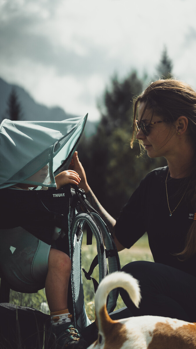 Rodzic z dzieckiem w nosidle Thule Sapling na tle Tatr