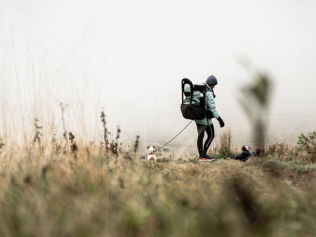 Rodzic z dzieckiem w nosidle Thule Sapling na szlaku w Tatrach