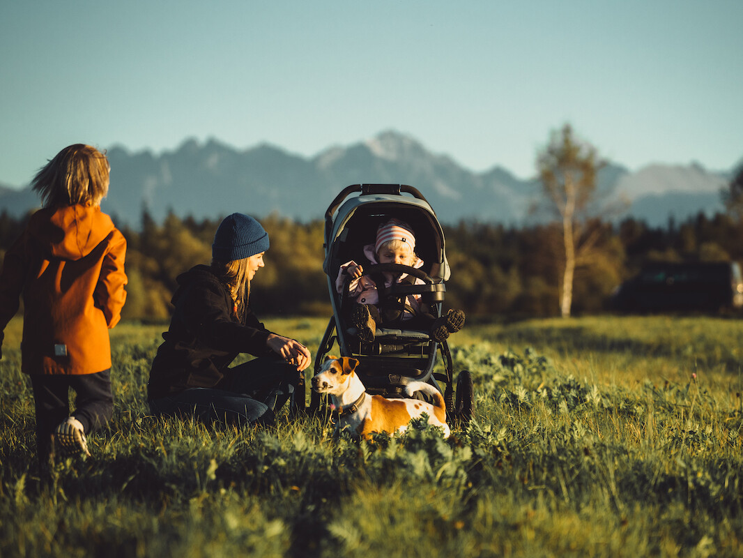 Wózek Thule Urban Glide 3 podczas spaceru w pobliżu domu