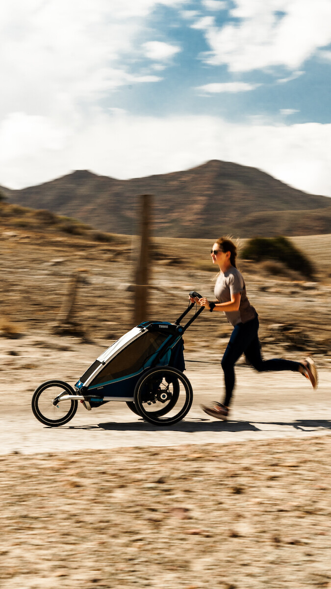 Osoba biegająca z przyczepką Thule Chariot w Hiszpanii.