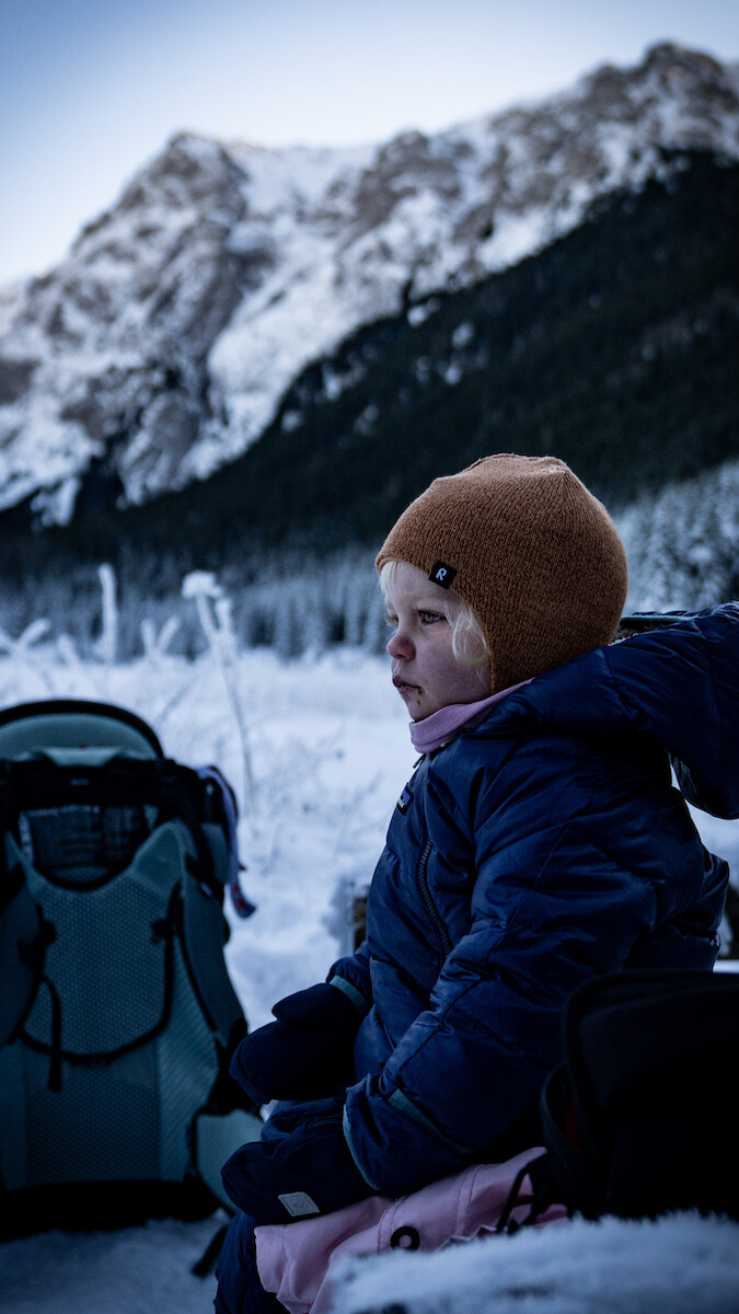Rodzic z dzieckiem w nosidle Thule Sapling podczas zimowej wycieczki w Tatry