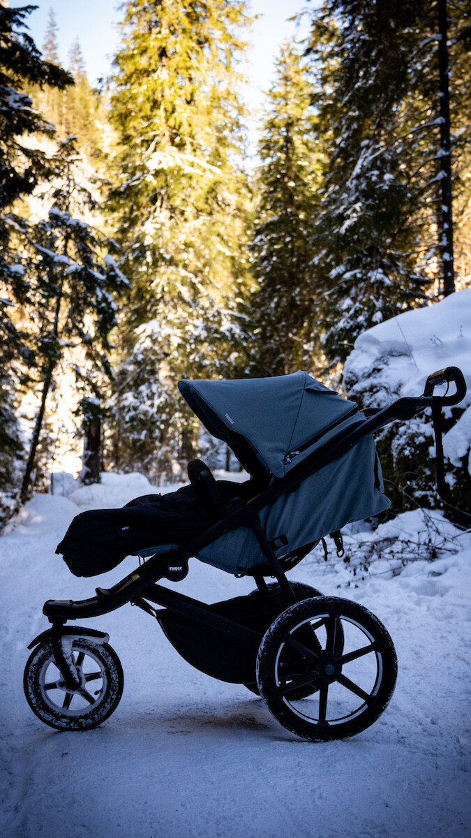 Wózek Thule Urban Glide 3 z ciepłym śpiworkiem podczas zimowej wycieczki w Tatrach.