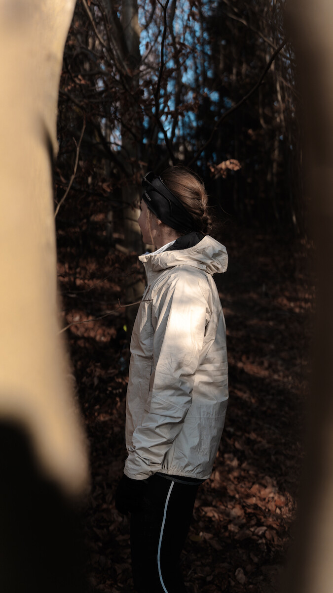 Dziewczyna w odzieży Salomon BONATTI WATERPROOF pokazuje warstwowe ubieranie na mróz.